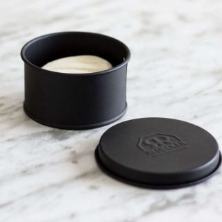 Jabonera de metal oscura